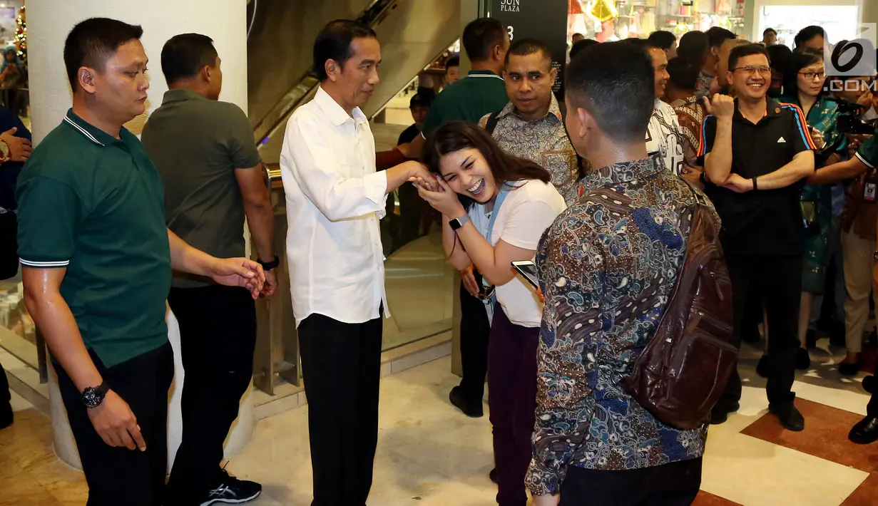Seorang pengunjung menyalami Presiden Joko Widodo ketika tiba di Sun Plaza Medan, Sumatera Utara, Jumat (24/11). Jokowi berada di mal untuk bermain bersama cucu, Jan Ethes Srinarendra. (Liputan6.com/Johan Tallo)
