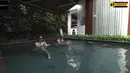 Kolam renang Deddy Corbuzier terbilang cukup luas. Adanya taman dan vertical garden di samping kolam membuat rasa adem dan sejuk. (YouTube/Azka Corbuzier)