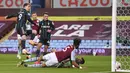 Striker Leeds United, Patrick Bamford, berusaha mencetak gol ke gawang Aston Villa pada laga lanjutan Liga Inggris di Villa Park, Sabtu (23/10/2020) dini hari WIB. Leeds United menang 3-0 atas Aston Villa. (AFP/Laurence Griffiths/pool)