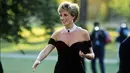 Bukan sekedar gaun mewah biasa, gaun ini punya kisah dibaliknya. Gaun yang disebut ‘gaun balas dendam’ ini dipakai Diana pada malam yang sama ketika Pangeran Charles mengaku berselingkuh dengan Camilla. Kini gaun tersebut dilelang sekitar Rp4,1 M. (Instagram/princesdianaa).