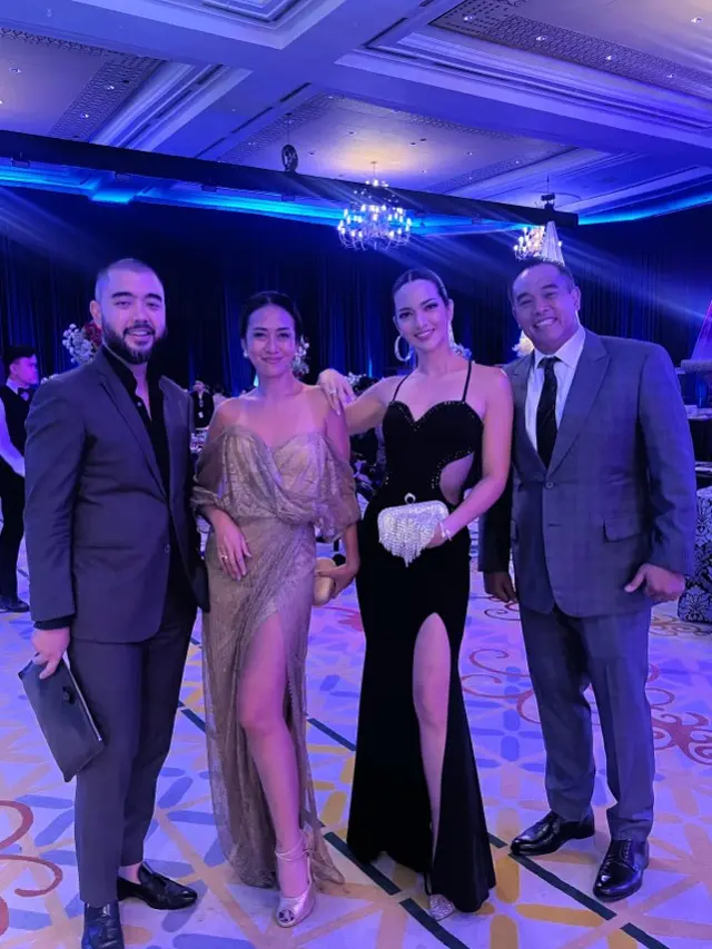 Outfit Kondangan Nia Ramadhani dengan Bahu Terbuka