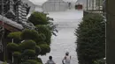 Penduduk didesak di daerah tepi sungai dan lereng bukit untuk berhati-hati. Lebih dari 1,7 juta penduduk di daerah rawan diimbau untuk berlindung. (Kyodo News via AP)