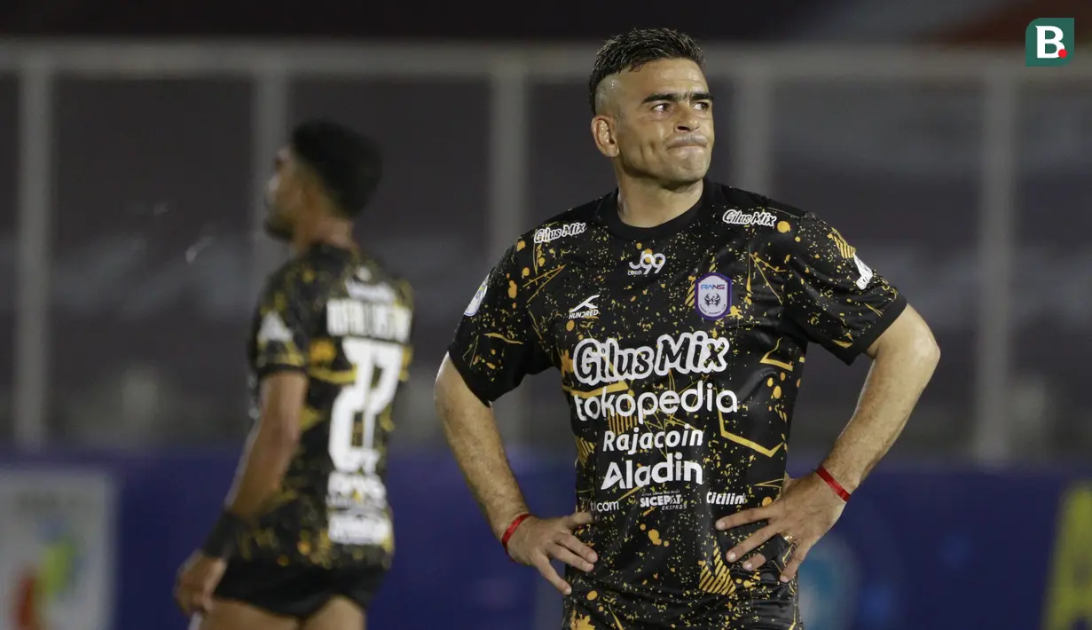 Kedua tim tampil ngotot untuk menjadi pemenang. Alhasil jual beli serangan tak terlekan di laga tersebut. Namun sayang beberapa peluang gagal berbuah gol. (Bola.com/M Iqbal Ichsan)