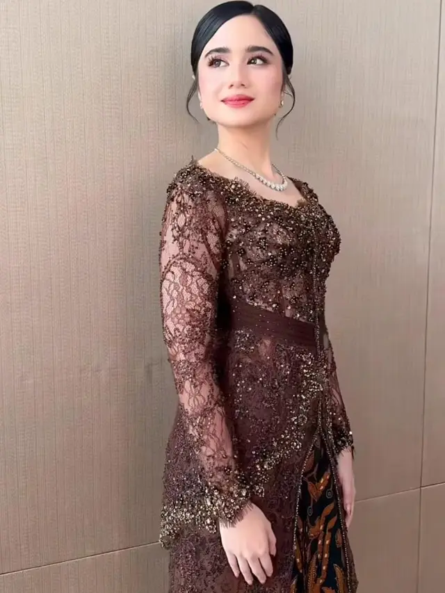 Inspirasi Kebaya ala Tissa Biani di Acara Pernikahan El Rumi dan Syifa Hadju