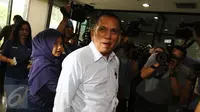 Chairuman Harahap diantara para awak media di gedung KPK, Jakarta, Selasa (11/10).  Politisi Golkar itu diperiksa sebagai saksi kasus dugaan korupsi KTP Elektronik dengan tersangka mantan Dirjen Dukcapil Kemendagri Irman. (Liputan6.com/Helmi Affandi)