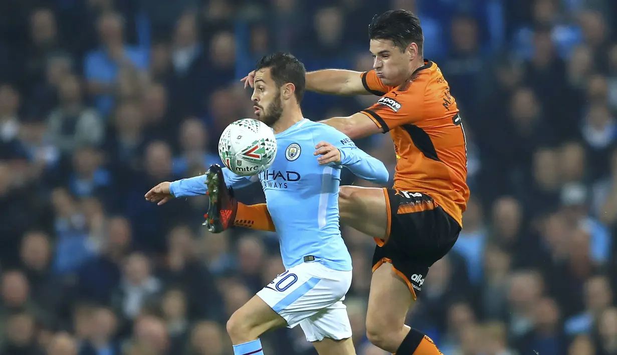Pemain Manchester City, Bernado Silva (kiri) berusaha melewati adangan pemain Wolverhampton, Ben Marshall pada laga Piala Liga Inggris di Etihad Stadium, Manchester, (24/10/2017. City menang adu penalti 4-1. (Tim Goode/PA via AP)