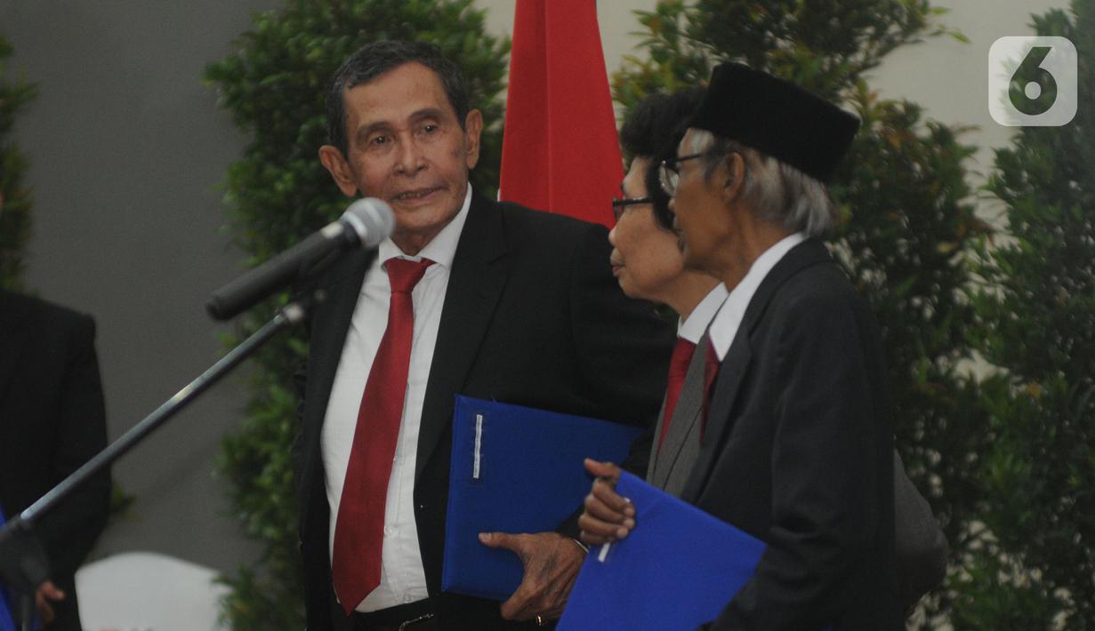 Ketua Dewan Pengawas KPK Tumpak Hatorangan Panggabean (kiri) berbincang saat pisah sambut usai pelantikan di Gedung KPK, Jakarta, Jumat (20/12/2019). Acara ini dihadiri pimpindan dan Dewan Pengawas KPK. (merdeka.com/Dwi Narwoko)