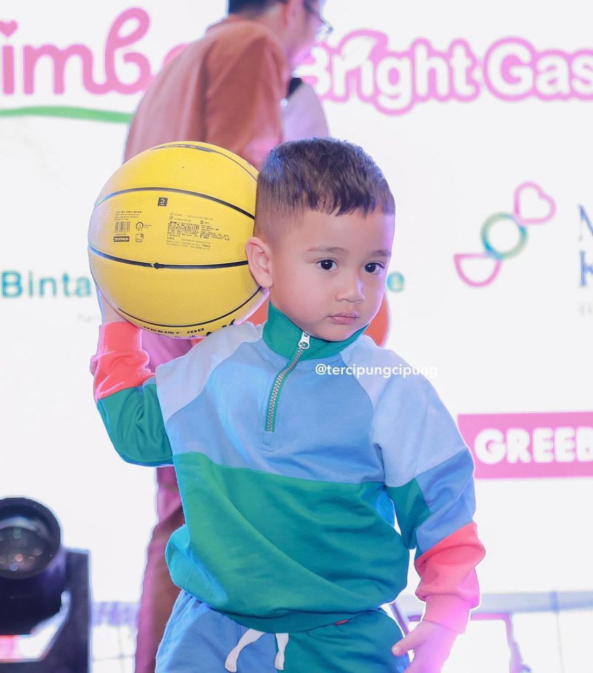 7 Potret Rayyanza di Main Bola Basket yang Bikin Netizen Kagum