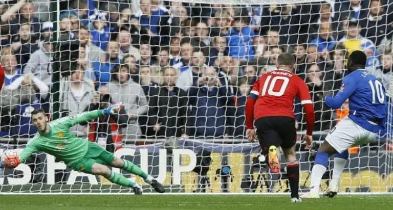 Romelu Lukaku saat gagal mengeksekusi penalti ke gawang Manchester United pada musim lalu. 
