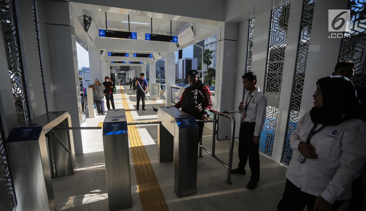 Penumpang melakukan tapping e-ticketing di gate in Halte Bus Transjakarta Bundaran Hotel Indonesia (HI), Jakarta, Senin (25/3). Halte Bundaran HI menjadi halte Transjakarta pertama yang terintegrasi fisik secara langsung dengan stasiun Moda Raya Terpadu (MRT). (Liputan6.com/Faizal Fanani)