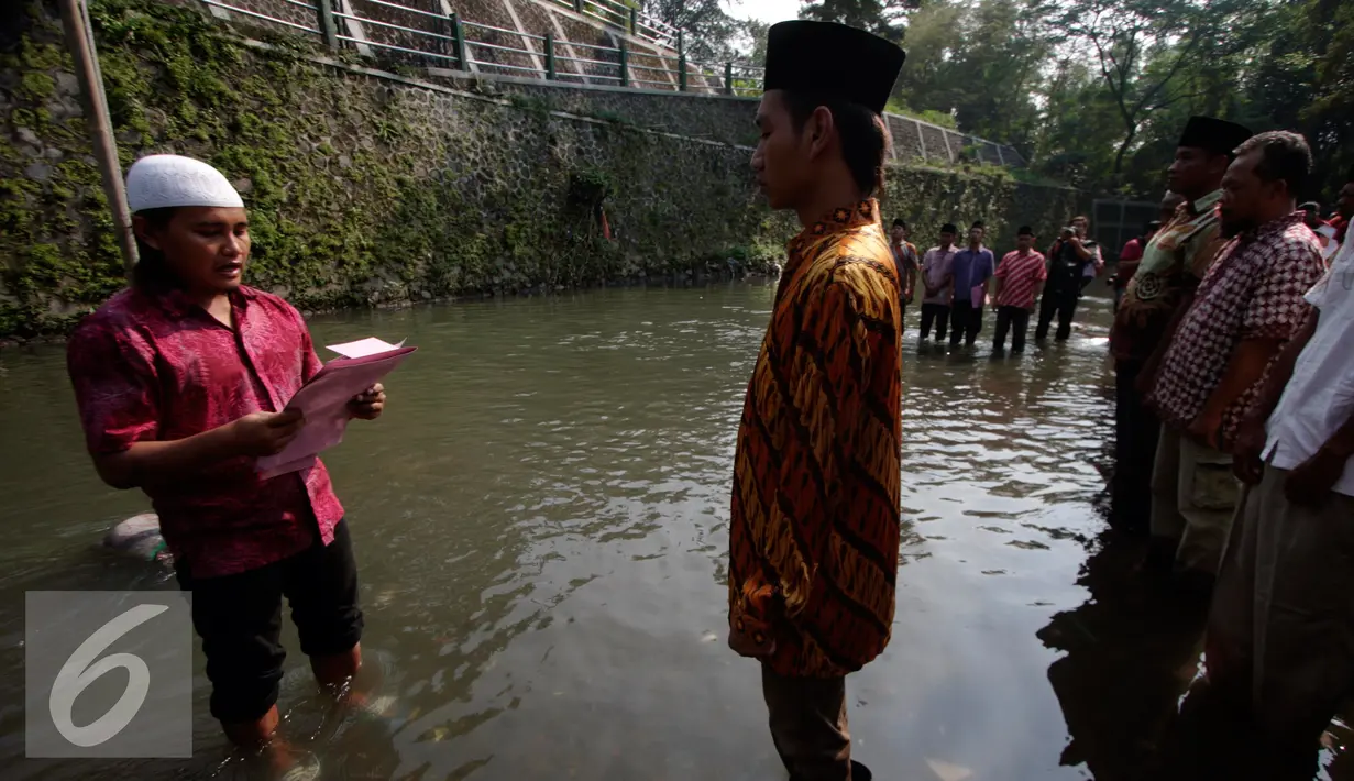 Pembina upacara membacakan amanat upacara saat upacara HUT RI ke 71 di Sungai Winongo, Yogyakarta, Rabu (17/8). Upacara berlangsung khidmat meskipun dilaksanakan di tengah aliran  sungai. (Liputan6.com/Boy Harjanto)