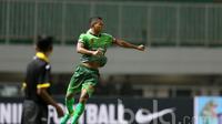 Pemain  PS TNI, Abduh Lestaluhu saat melawan PBFC pada lanjutan Liga 1 Indonesia di Stadion Pakansari, Bogor, Senin (17/4/2017). PS TNI bermain imbang 2-2 dengan PBFC. (Bola.com/Nicklas Hanoatubun)