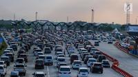 Sejumlah kendaraan antre di gerbang tol Palimanan Cipali, Jawa Barat, Kamis (29/6). Memasuki H+4 Lebaran, arus balik dari Jawa Tengah menuju Jakarta masih terpantau padat dan puncak arus balik diprediksi terjadi H+5 dan H+6. (Liputan6.com/Faizal Fanani)