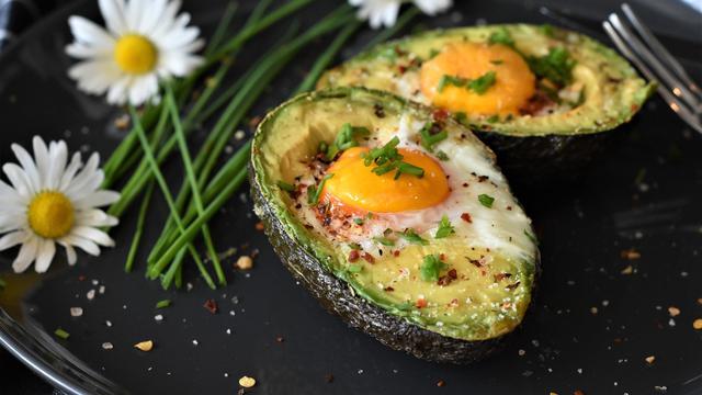 Alpukat Telur Panggang Lada Hitam