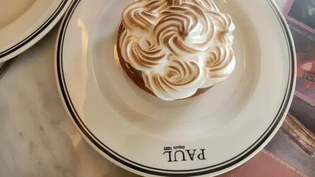 Menyesap Banana Frappe dan Sepotong Kue Pie Lemon di Paul Le Cafe Cipete
