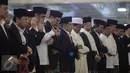 Wapres Jusuf Kalla (tengah) bersama ribuan umat muslim melakukan salat Idul Fitri di Masjid Istiqlal, Jakarta, Jumat (17/7/2015).  Wapres Jusuf Kalla terlihat khusyuk saat melaksanakan salat Idul Fitri di Masjid Istiqlal. (Liputan6.com/Faizal Fanani)