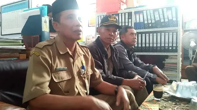 Guru Nining, Tinggal di WC Sekolah