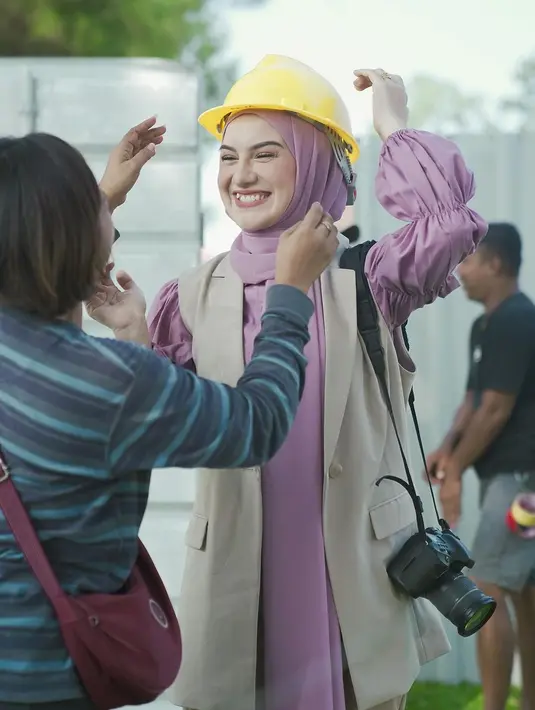 Irish Bella memadukan atasan lengan panjang dengan detail kerut dan hijab ungu polos. [Foto: Instagram/_irishbella_]