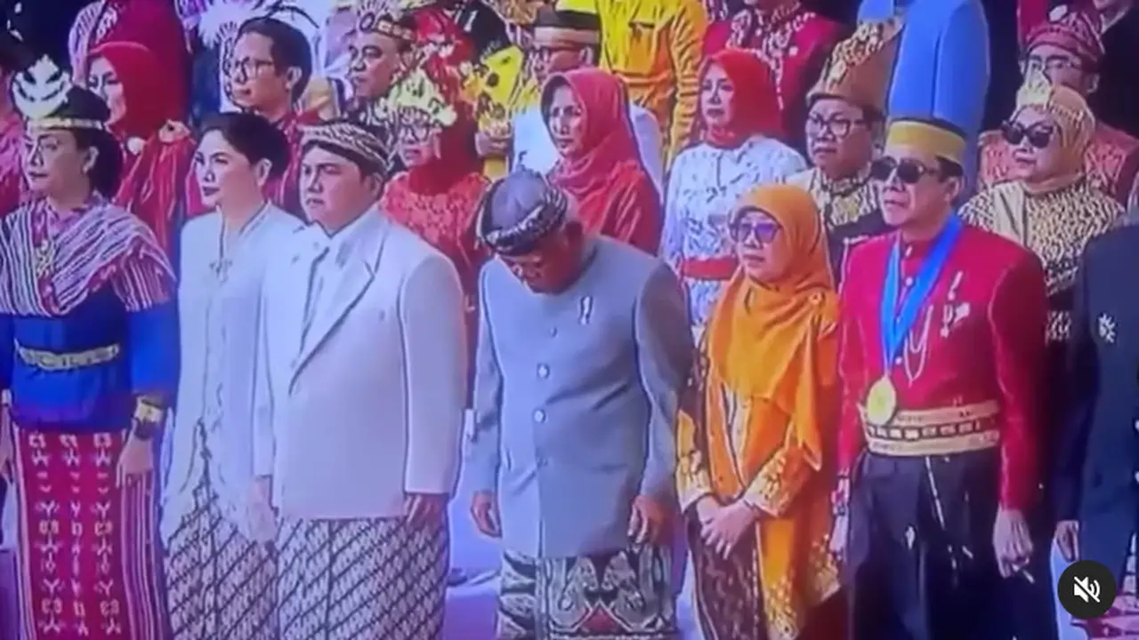 Momen lucu saat upacara Hari Kemerdekaan Indonesia pada Kamis, 17 Agustus 2023. Saat itu, Menteri PUPR Basuki Hadimuljono iseng sibak pakaian Menteri BUMN Erick Thohir. (Foto: instagram @kemenpupr)