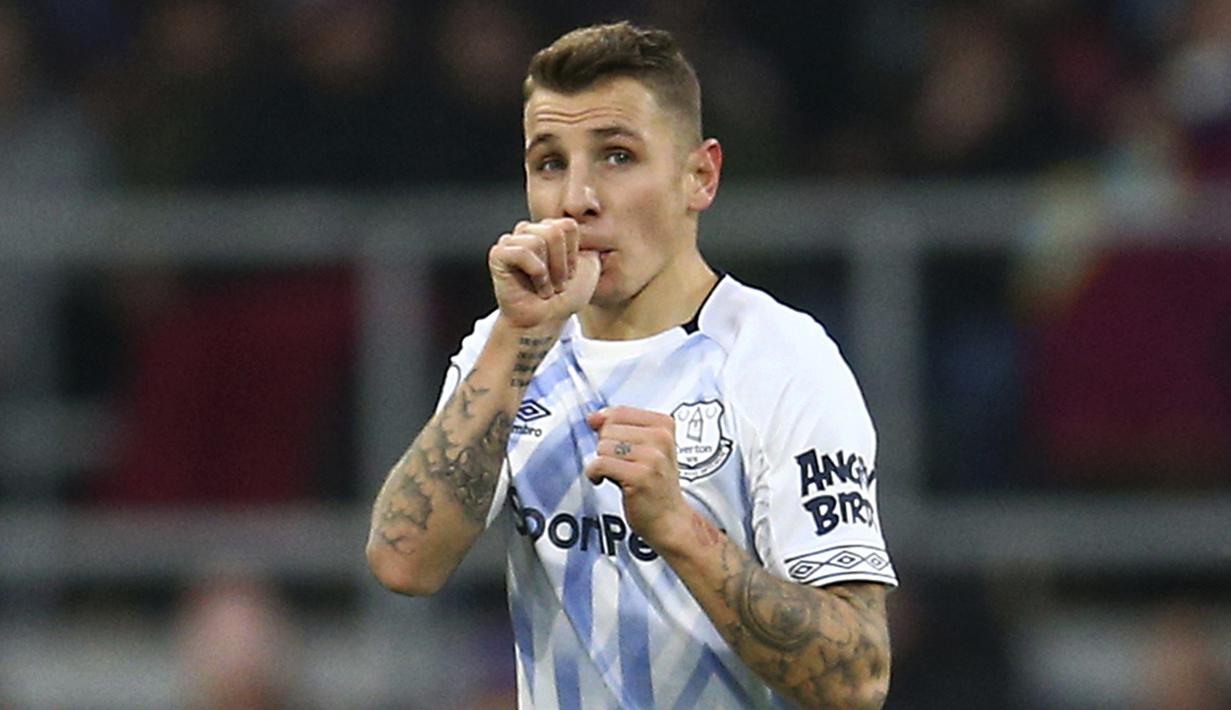 Pemain Everton, Lucas Digne, melakukan selebrasi usai membobol gawang Burnley pada laga Premier League di Stadion King Power, Rabu (26/12). (AP/Dave Thompson)