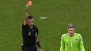 Wasit Mario Alberto Escobar Toca pun membatalkan kartu kuning yang diberikan untuk Wayne Hennessey dan menggantinya menjadi kartu merah. (AP/Manu Fernandez)