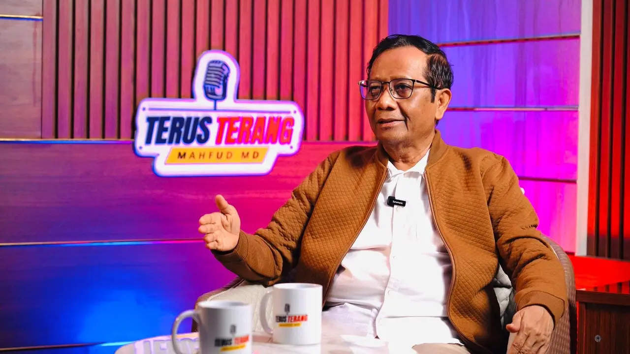 Mahfud MD ketika menjawab pertanyaan host pada podcast 'Terus Terang' di kanal YouTube Mahfud MD Official, Selasa (28/5/2024) (Istimewa)