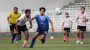 Pemain Timnas Wanita Indonesia, Baiq Amiatun Shalihah (kiri) berbut bola denga pemain Tim Putri Persib Bandung saat saat laga uji coba di Stadion Madya, Jakarta, Kamis (13/01/2022). Laga yang dimenangkan Garuda Pertiwi dihadiri oleh Ketua Umum PSSI, Mochamad Iriawan. (Bola.com/Bagaskara Lazuardi)