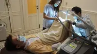 Tren pemutihan penis di Thailand yang dilakukan di Lelux Hospital. (AFP)