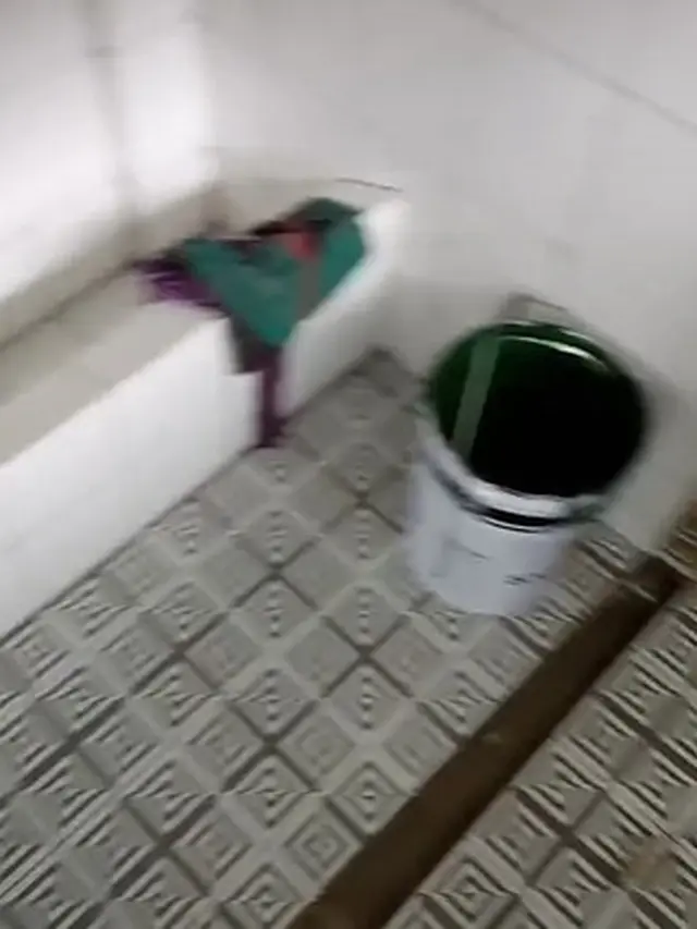 Viral WC Ini Dibuat Berbaris Tanpa Sekat, Bikin Warganet Melongo
