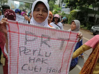 Aksi Pekerja Rumah Tangga (PRT) di depan Gedung Kementerian Pemberdayaan Perempuan, Jakarta, Senin (9/11). Mereka menuntut diakui sebagai pekerja yang dilindungi dan dipenuhi hak-haknya. (Liputan6.com/Faizal Fanani)