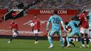 Tendangan bebas pemain Manchester United, Bruno Fernandes (kiri) berhasil menjebol gawang Liverpool pada laga babak keempat FA Cup 2020-21 di Old Trafford, Senin (25/01/2021). (Foto: AP/Pool/Phil Noble)