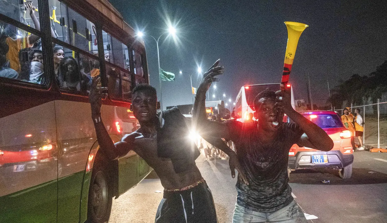 Pendukung Pantai Gading merayakan kemenangan timnya setelah menjuarai Piala Afrika 2023 di jalanan Abidjan, Pantai Gading, Minggu (11/02/2024) waktu setempat. (AP Photo/Samy Ntumba Shambuyi)