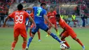 Ramdani Lestaluhu (Persija Jakarta - kanan) mencoba melewati kawalan Vladimir Vujovic (Persib Bandung) saat berlaga di Stadion GBK, (10/8/2014). (Liputan6.com/Helmi Fithriansyah)  