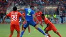Ramdani Lestaluhu (Persija Jakarta - kanan) mencoba melewati kawalan Vladimir Vujovic (Persib Bandung) saat berlaga di Stadion GBK, (10/8/2014). (Liputan6.com/Helmi Fithriansyah)  