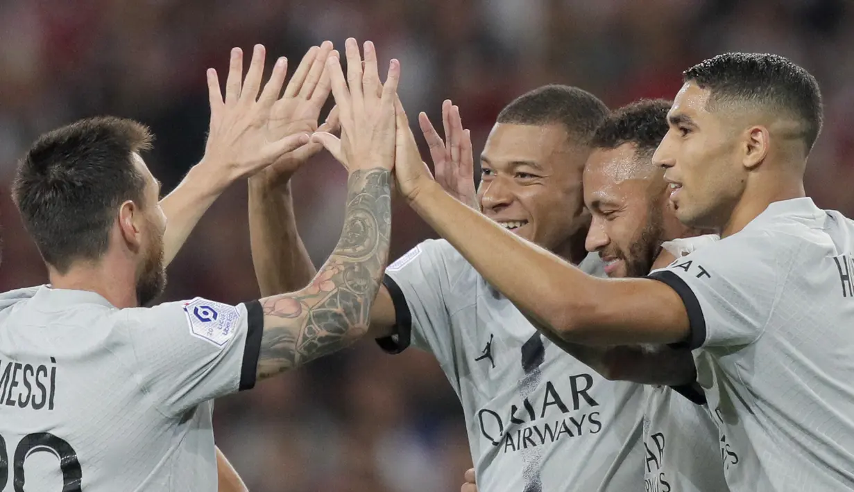 Dari kiri, pemain Paris Saint-Germain (PSG) Lionel Messi, Kylian Mbappe, Neymar dan Achraf Hakimi bereaksi setelah mencetak gol ke gawang Lille pada pekan ketiga Ligue 1 (Liga Prancis) 2022/2023  di Stadion Pierre-Mauroy, Senin (22/8/2022) dini hari WIB.  PSG berpesta gol ke gawang Lille dengan skor 7-1. (AP Photo/Michel Spingler)