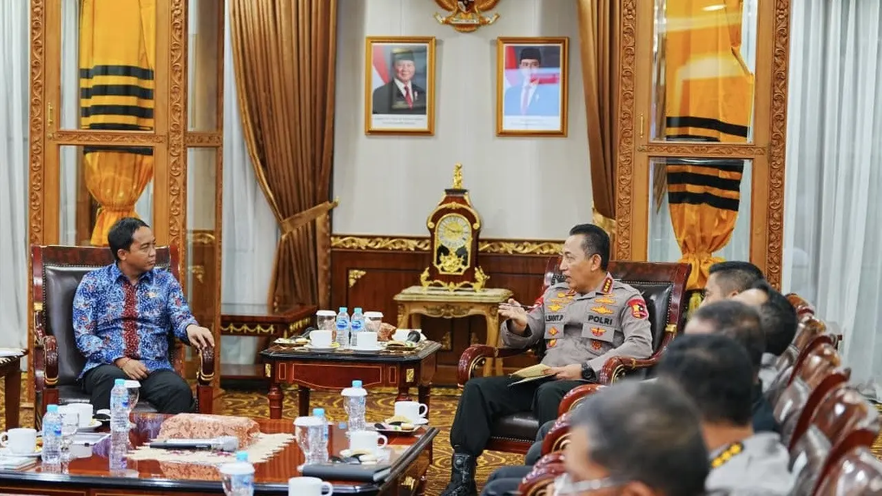 Kapolri Jenderal Listyo Sigit Prabowo bertemu Menteri Kehutanan (Menhut) Raja Juli Antoni di Mabes Polri, Jakarta Selatan, Jumat (24/10/2025).