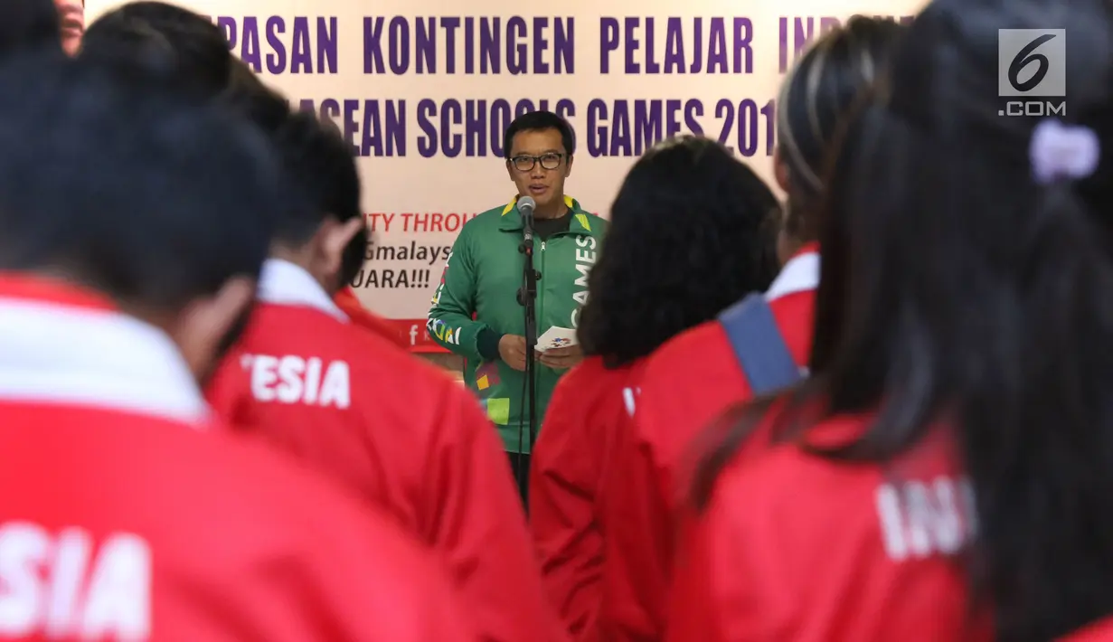 Menpora, Imam Nahrawi memberi arahan pada kontingen atlet pelajar Indonesia untuk Asian School Games 2018 usai pelepasan di Jakarta, Selasa (17/7). 158 atlet pelajar Indonesia akan bertanding di delapan cabang olahraga. (Liputan6.com/Helmi Fithriansyah)