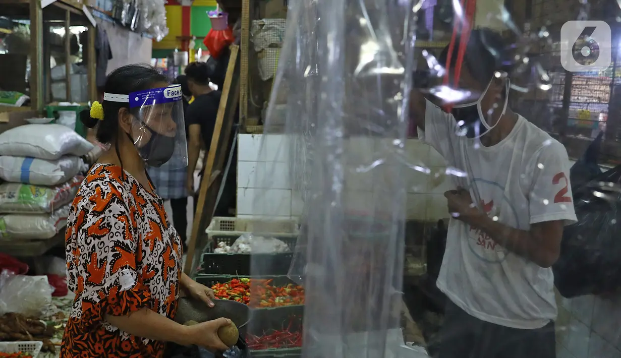 Pembeli sedang berbelanja di Pasar Santa, Jakarta, Selasa (23/6/2020). Plastik pembatas antara pedagang dan pembeli dipasang di kios pasar santa diterapkan dari protokol kesehatan pencegahan COVID-19. (Liputan6.com/Herman Zakharia)