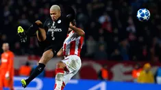 Pemain Paris Saint Germain (PSG) Kylian Mbappe berebut bola dengan pemain Red Star Belgrade Filip Stojkovic saat bertanding pada Grup C Liga Champions di Beograd, Serbia, Selasa (11/12). PSG menang dengan skor 4-1. (AP Photo/Darko Vojinovic)