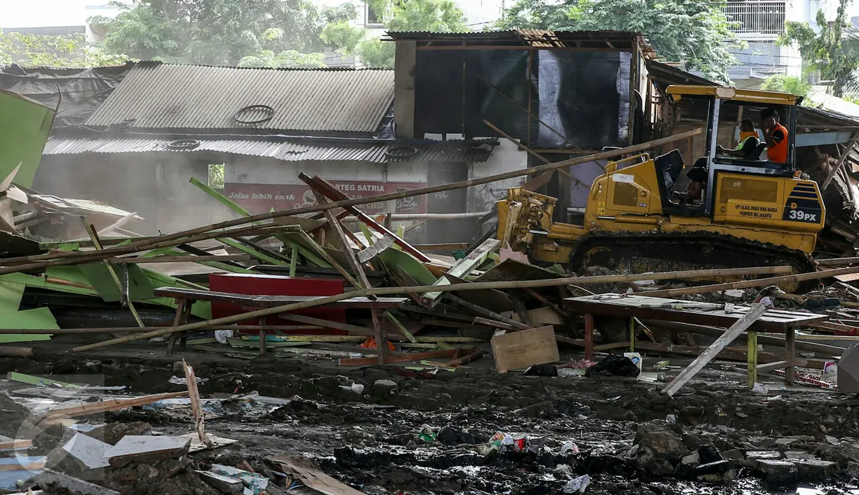 Pemprov DKI Jakarta mengerahkan alat berat untuk membongkar bangunan liar di Kolong Tol Pluit, Jakarta, Rabu (2/3/2016). Warga mendapat informasi untuk mengosongkan area tersebut dalam waktu 1x24 jam. (Liputan6.com/Yoppy Renato)