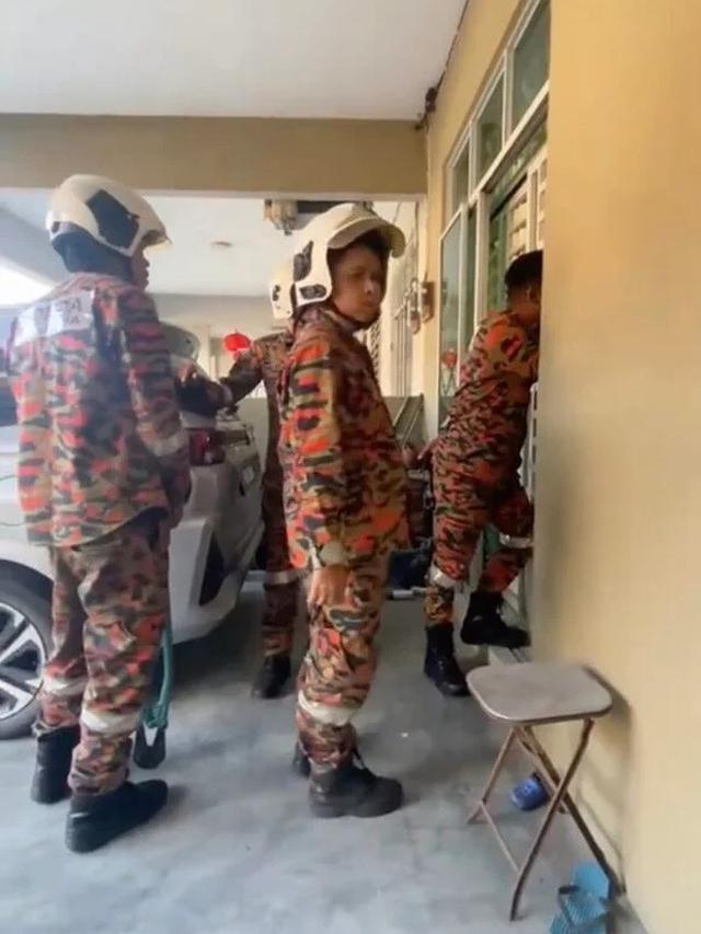 Wanita Panggil Damkar Saat Tak Bisa Masuk Rumah