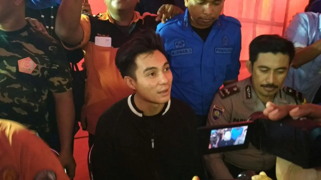 Baim Wong Kunjungi Posko Kebakaran Klandasan di Balikpapan