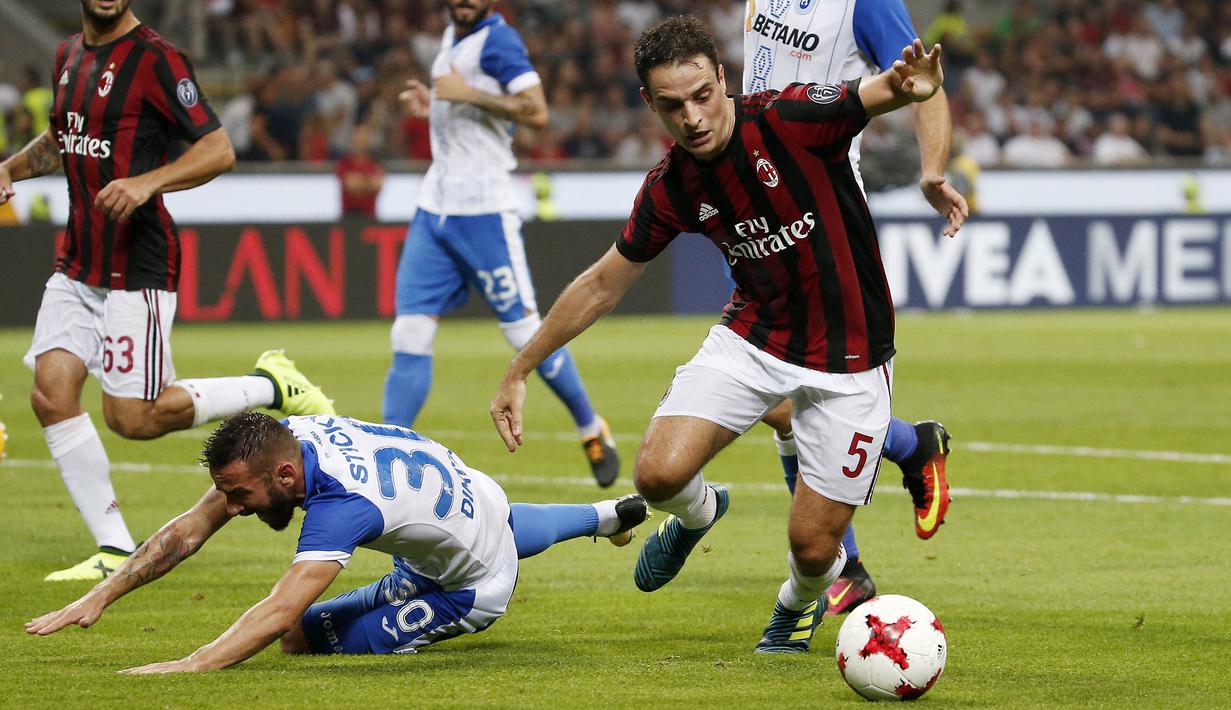Gelandang AC Milan, Giacomo Bonaventura, berusaha melewati pemain CSU Craiova, Radoslav Dimitrov, pada laga kualifikasi Liga Europa di Stadion San Siro, Milan, Jumat (4/8/2017). AC Milan menang 2-0 atas CSU Craiova. (AP/Antonio Calanni)