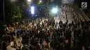 Massa aksi memadati Jalan Pejompongan, Jakarta, Senin (30/9/2019). Hingga saat ini, aparat kepolisian dibantu personel TNI terus mendorong dan membubarkan massa aksi hingga ke kawasan Slipi. (merdeka.com/Arie Basuki)