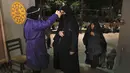 Jemaah diperiksa suhu tubuhnya saat akan memburu malam lailatul qadar di Masjid Universitas Teheran, Laylat al-Qadr, Iran, Selasa (12/5/2020). Iran mengizinkan masjid dibuka kembali, namun dengan memperhatikan prosedur kesehatan dan sosial untuk mencegah penyebaran COVID-19. (AP Photo/Vahid Salemi)