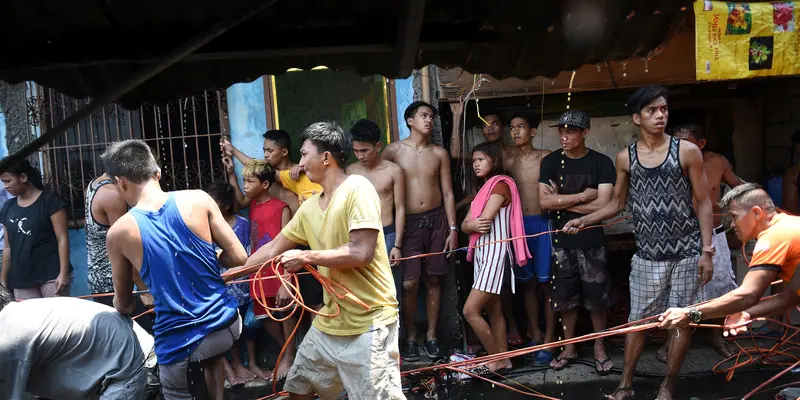 20170509-Warga Manila Berebut Sisa Kabel Listrik-AFP