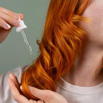 Ilustrasi pengaplikasian minyak zaitun pada rambut. (dok. pexel.com/Beyzanur K)