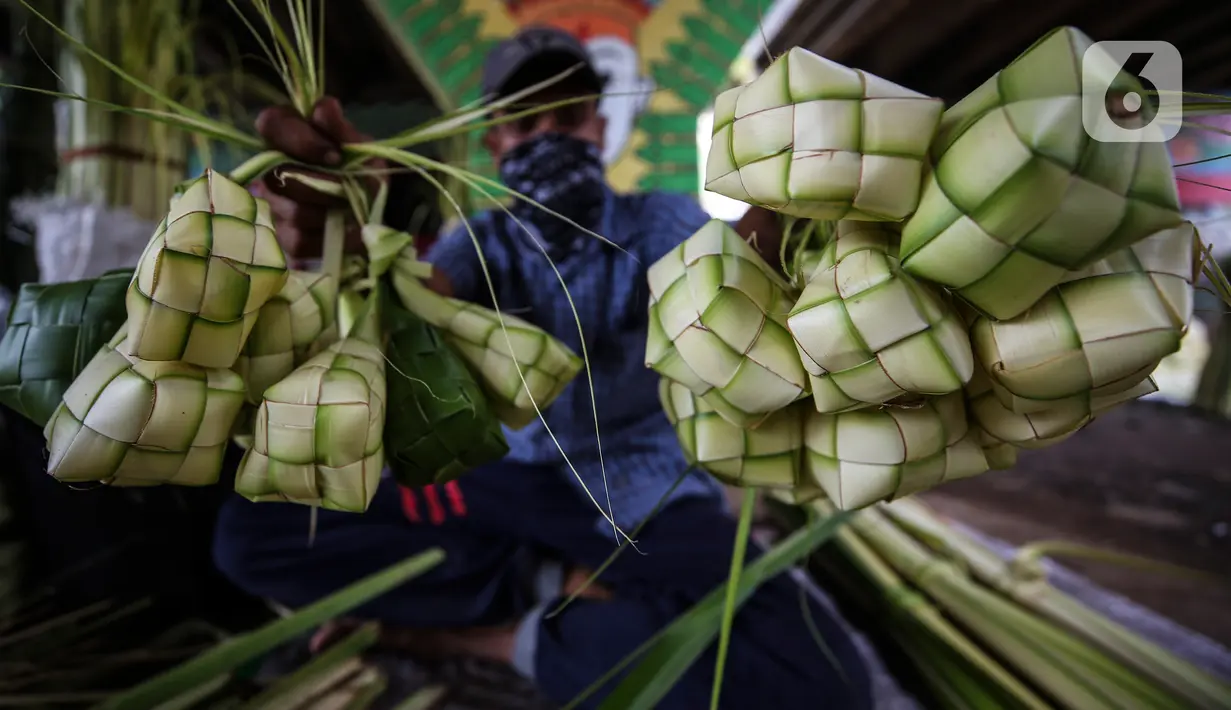 Pedagang menunjukkan kulit ketupat dagangannya di bawah kolong jembatan kawasan Pesanggrahan, Jakarta, Senin (10/5/2021). H-3 menjelang Hari Raya Idul Fitri 1442 H, penjualan kulit ketupat mulai marak yang dijual dengan harga Rp 8.000 per 10 buahnya. (Liputan6.com/Johan Tallo)