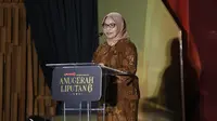 Guru Besar UGM Prof. Dr. Rr. Siti Murtiningsih, S.S., M.Hum, berpidato dalam acara Anugerah Liputan6 2025, Kamis (16/10/2025) di SCTV Tower Jakarta. Liputan6.com/Helmi Fithriansyah