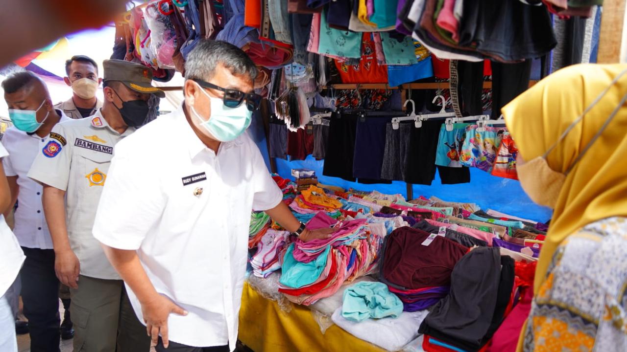 Bupati Garut Rudy Gunawan melakukan pengecekan jalur kawasan Pengkolan Garut yang biasa digunakan PKL berjualan selama Ramadan.